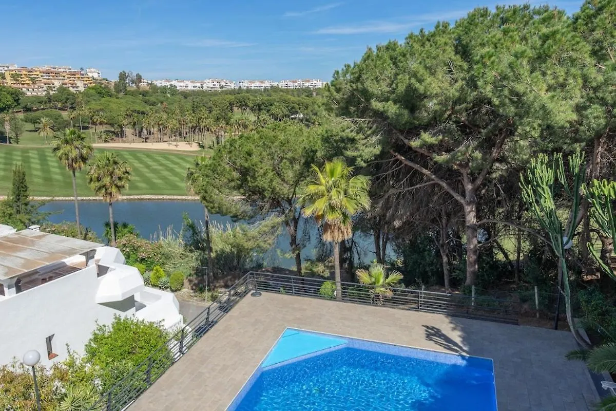 Relaxing Family Retreat With Stunning Golf Views Villa Benalmádena